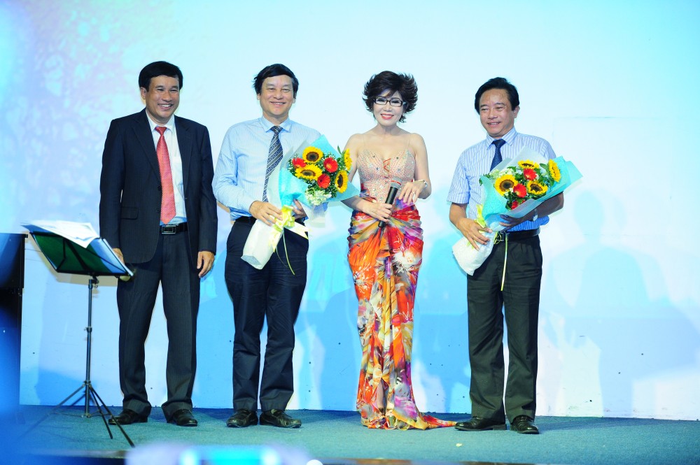 MC, Đỗ Quốc Anh, ThuTuyết va PGS TS Nguyễn Tiến Dũng